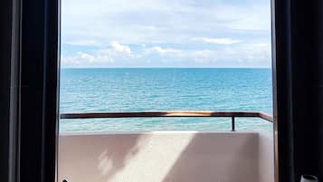 Double Room, Sea View | Bathroom | Shower, rainfall showerhead, free toiletries, hair dryer
