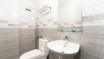 Chuveiro, produtos de toalete grátis, secador de cabelo, chinelos