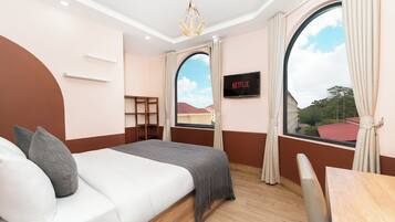 Quarto standard, vista para a cidade | Frigobar, ferros/tábuas de passar roupa, roupa de cama