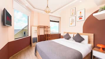 Quarto standard, vista para a cidade | Frigobar, ferros/tábuas de passar roupa, roupa de cama