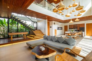 Villa Luxe, 4 chambres, patio, vue piscine | Salle de séjour | Télévision de 55 pouces avec chaînes par câble