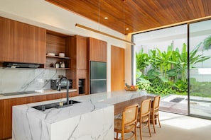 Villa Luxe, 4 chambres, patio, vue piscine | Cuisine privée | Réfrigérateur, micro-ondes, plaque de cuisson, bouilloire électrique