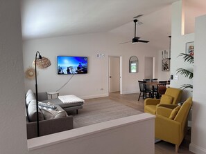 Smart TV, fireplace, foosball - 3bdr Perfect Family Getaway - Infant/Kids Friendly 5min to Weeki Wachee (Spring Hill)