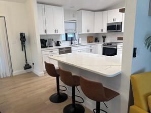 雪櫃、微波爐、焗爐、爐具