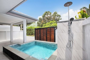 Outdoor pool, pool loungers