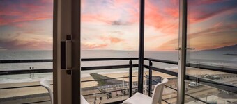 Recharge by the Sea with Sauna Access! Free Breakfast Onsite!