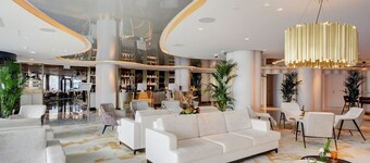 A Relaxing Beachfront Stay with Onsite Dining, Just Steps from Vlissingen’s Best