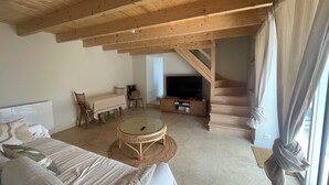 TV - Oceanfront Vacation – House with a Garden Right Next to the Beach (plozevet)