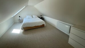 2 bedrooms, free WiFi - Oceanfront Vacation – House with a Garden Right Next to the Beach (plozevet)