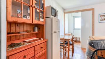 Réfrigérateur, micro-ondes, plaque de cuisson, cafetiÚre/bouilloire