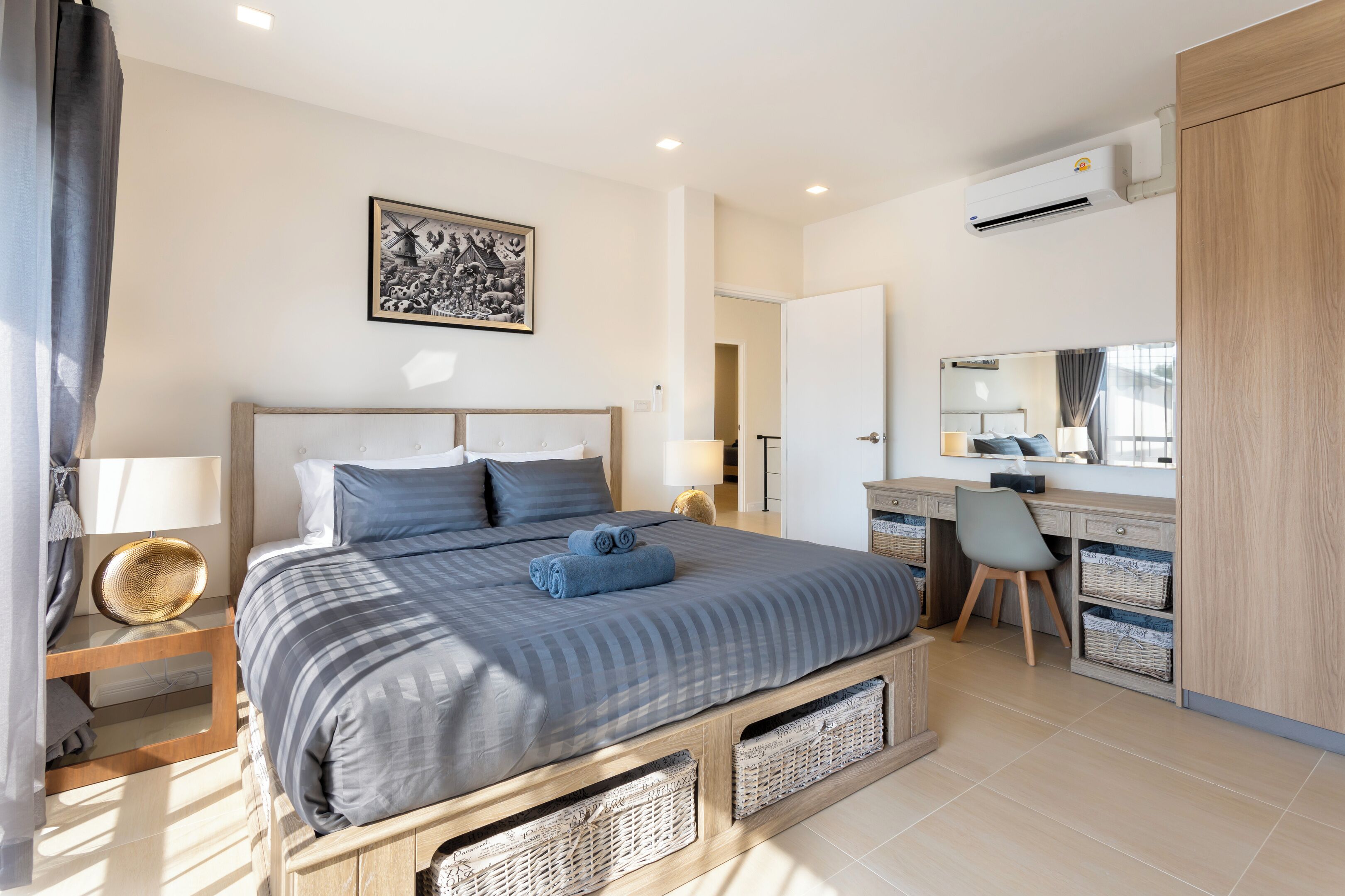 5 bedrooms, desk