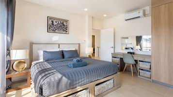 5 bedrooms, desk