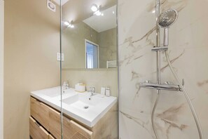 Shower, hair dryer, towels, shampoo