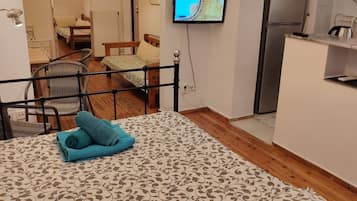 1 habitación, tabla de planchar con plancha, internet y ropa de cama