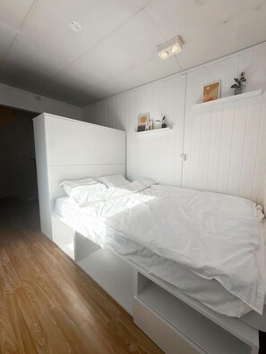 1 bedroom, internet, bed sheets