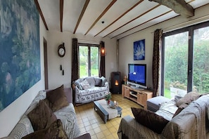 Smart TV, fireplace, DVD player