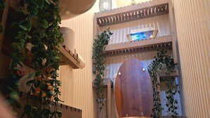 Een houten toilet met een houten zitje en een plank erboven.