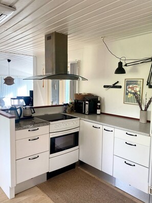 Kjøleskap, mikrobølgeovn, ovn og kokeplater
