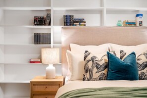 5 Schlafzimmer, Schreibtisch, Bügeleisen/Bügelbrett, Reisekinderbett