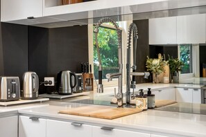 Een koelkast, een microgolfoven, een oven, een kookplaat