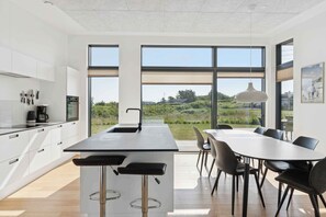 Kjøleskap, ovn, kokeplater og oppvaskmaskin