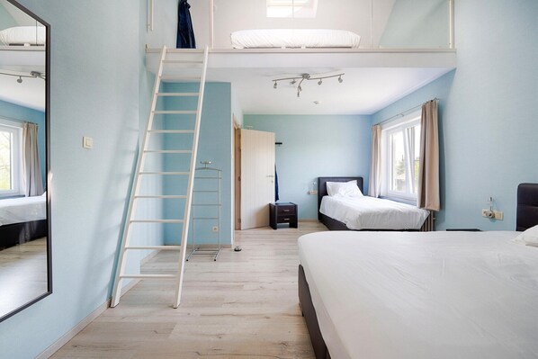 6 soverom, strykejern/-brett og internettilgang