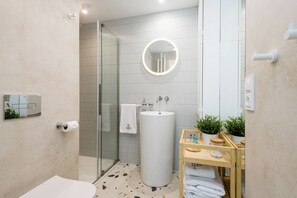 Dusche, Regendusche, kostenlose Toilettenartikel, Haartrockner