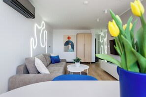 50-inch Smart TV with cable channels, Netflix, streaming services - Loft by Kairos Apartments (Gliwice)