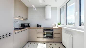 Full-sized fridge, microwave, oven, stovetop