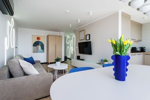 50-inch Smart TV with cable channels, Netflix, streaming services - Loft by Kairos Apartments (Gliwice)