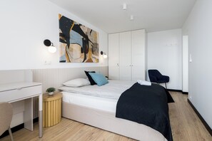 1 habitación, decoración personalizada, muebles diferentes y escritorio 