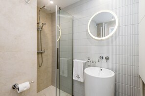 Shower, rainfall showerhead, free toiletries, hair dryer - Loft by Kairos Apartments (Gliwice)