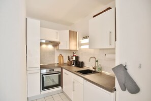 Kjøleskap, ovn, kokeplater og oppvaskmaskin