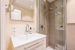 Shower, hair dryer - Lornsen-Hof, App. 2 - Modern apartment on the ground floor with 2 rooms on approx. 50 m², (Sylt)