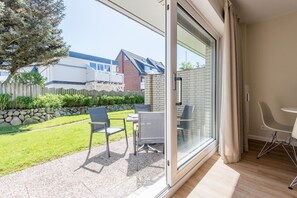 Outdoor dining - Lornsen-Hof, App. 2 - Modern apartment on the ground floor with 2 rooms on approx. 50 m², (Sylt)