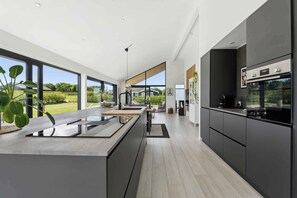 Een koelkast, een oven, een kookplaat, een vaatwasser