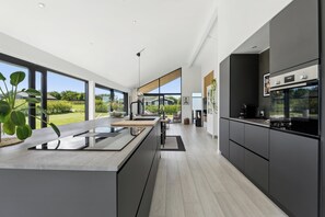Fridge, oven, stovetop, dishwasher