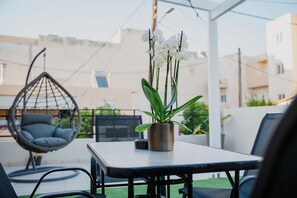 Outdoor dining - Beachside Maisonette-1 min walk to Sand & Sea! (Rethymno)