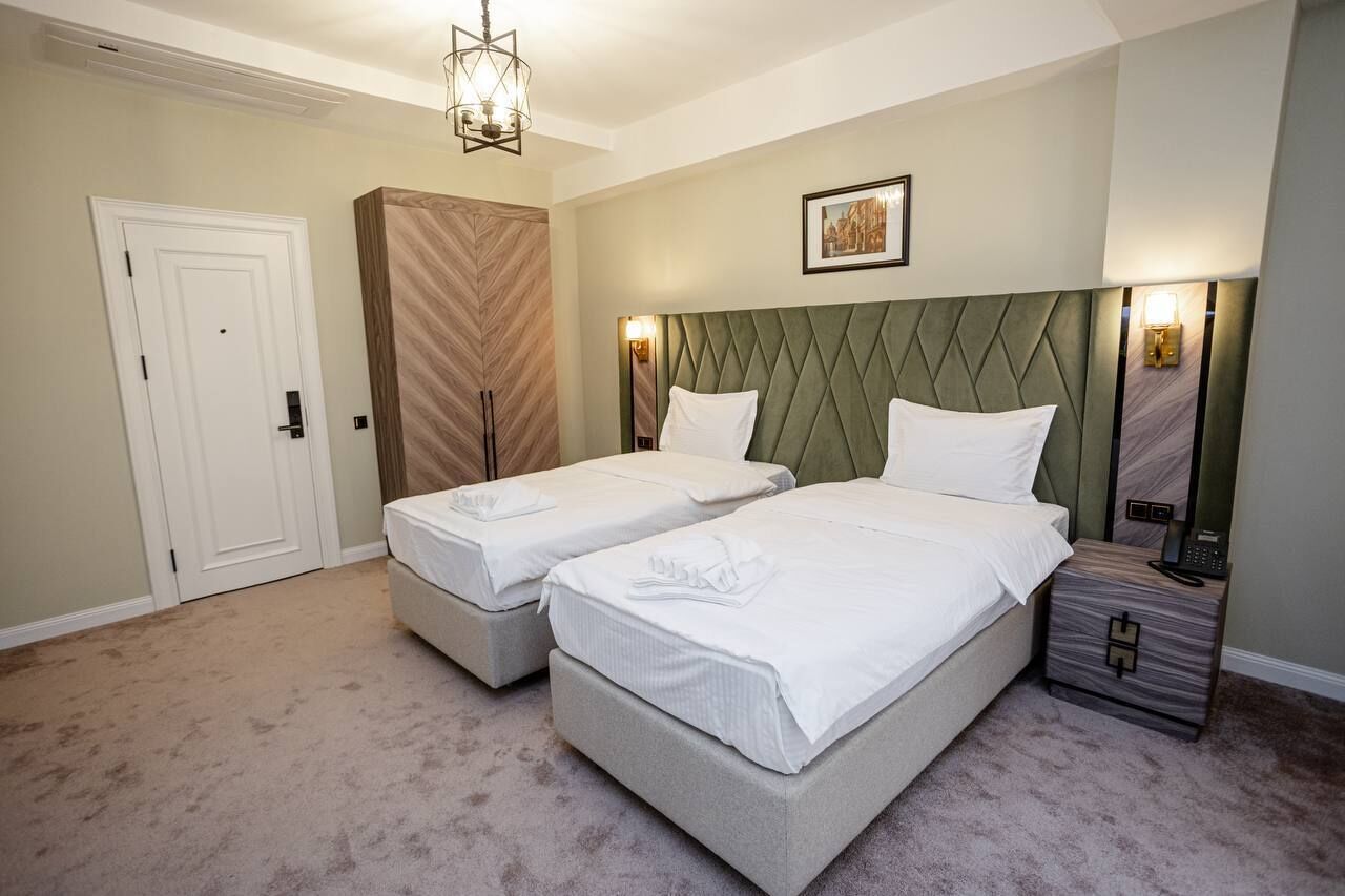 Photo - Astoria Plaza Hotel
