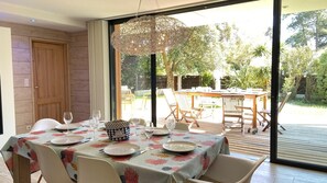 Dining - Côté Pins, spacious villa 10 minutes' walk from supervised beaches. (Mimizan)