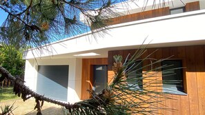 Property grounds - Côté Pins, spacious villa 10 minutes' walk from supervised beaches. (Mimizan)
