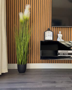 House, 2 Bedrooms, Accessible, Smoking | Living room | Books