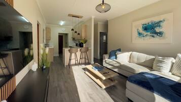 House, 2 Bedrooms, Accessible, Smoking | Living room | Books