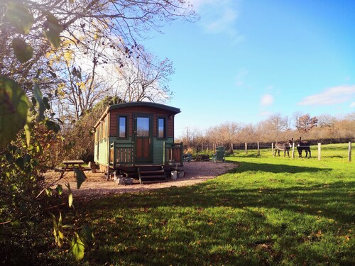 Countryside Cottage – Romantic Roulotte in Burgundy with Heated Nordic Hot Tub