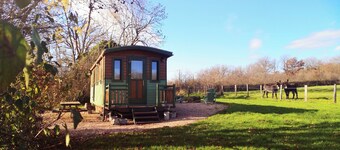 Countryside Cottage – Romantic Roulotte in Burgundy with Heated Nordic Hot Tub