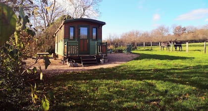 Countryside Cottage – Romantic Roulotte in Burgundy with Heated Nordic Hot Tub