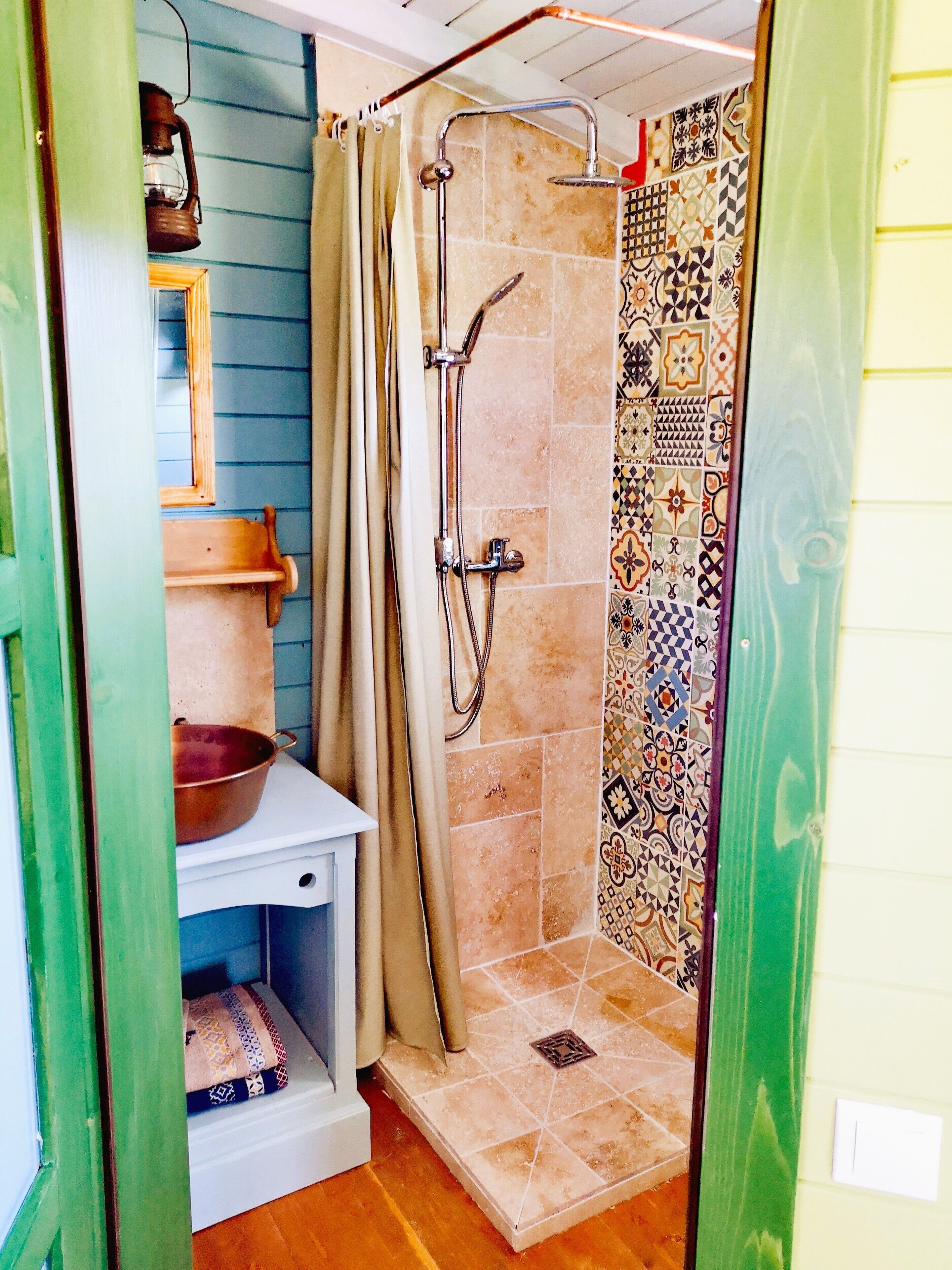 Chuveiro, produtos de toalete biodegradáveis, secador de cabelo 