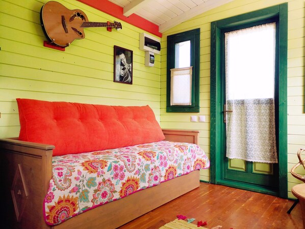 Interior - Countryside Cottage – Romantic Roulotte in Burgundy with Heated Nordic Hot Tub (Antully)