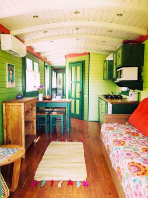 Interior - Roulotte & Forêt - Bohemian escape in Burgundy (Antully)