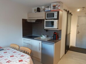 Kylskåp, mikrovågsugn, ugn och kaffe- och tebryggare